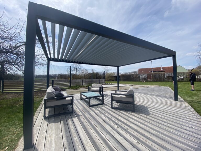 Realizace Leoš Mareš - Pergola ALUX BIOclimatic, RAL 7016, Praha